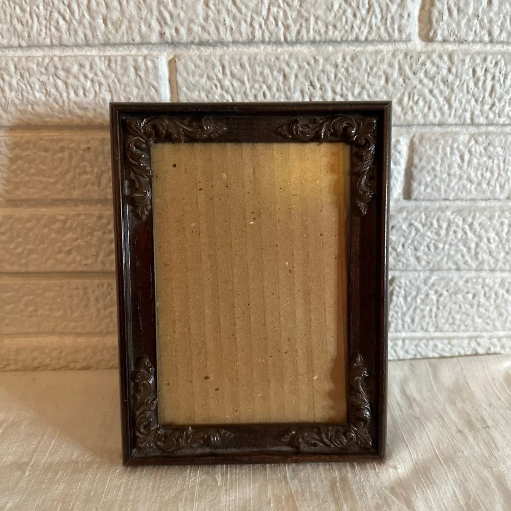 VINTAGE Ornate WOOD Picture Frame BROWN FREE STANDING NON GLARE GLASS 5X7